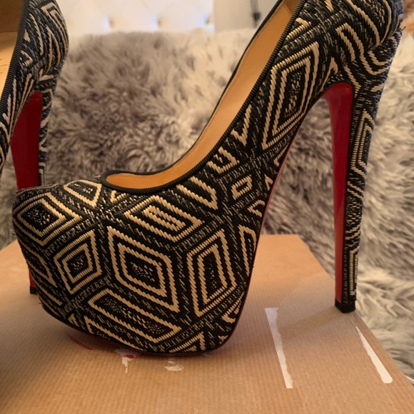 Christian Louboutin Daffodile - Picture 2 of 14